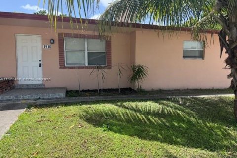 Снять в аренду виллу или дом в Мирамар, Флорида 2 спальни, 182.92м2, № 1986601 - фото 3