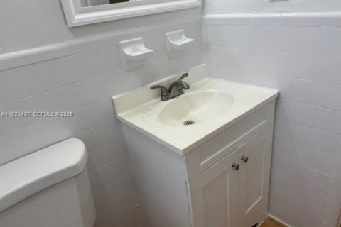 Снять в аренду виллу или дом в Мирамар, Флорида 2 спальни, 182.92м2, № 1986601 - фото 15