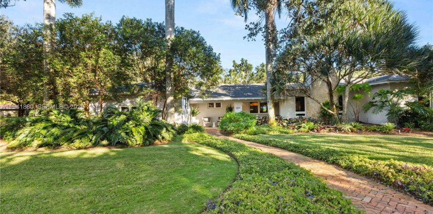 House in Coral Gables, Florida 4 bedrooms, 285.77 sq.m. № 1998760