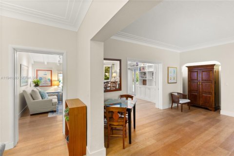 House in Coral Gables, Florida 4 bedrooms, 285.77 sq.m. № 1998760 - photo 17