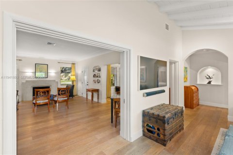 House in Coral Gables, Florida 4 bedrooms, 285.77 sq.m. № 1998760 - photo 9
