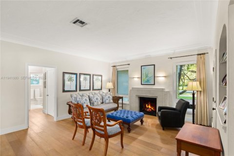 House in Coral Gables, Florida 4 bedrooms, 285.77 sq.m. № 1998760 - photo 12