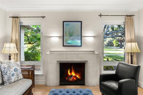 House in Coral Gables, Florida 4 bedrooms, 285.77 sq.m. № 1998760 - photo 10