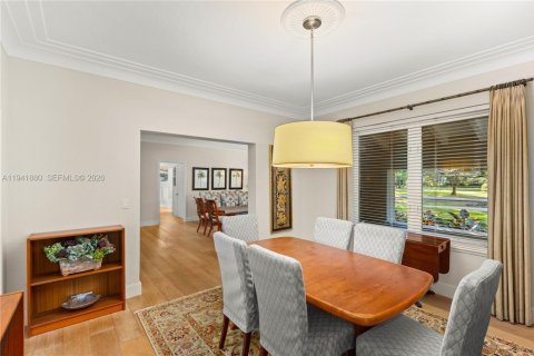 House in Coral Gables, Florida 4 bedrooms, 285.77 sq.m. № 1998760 - photo 15