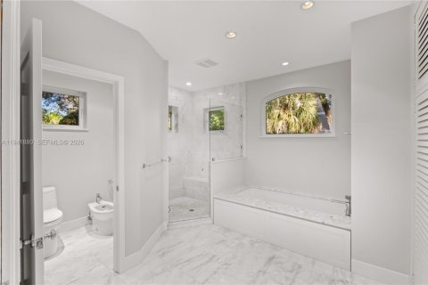 House in Coral Gables, Florida 4 bedrooms, 285.77 sq.m. № 1998760 - photo 24