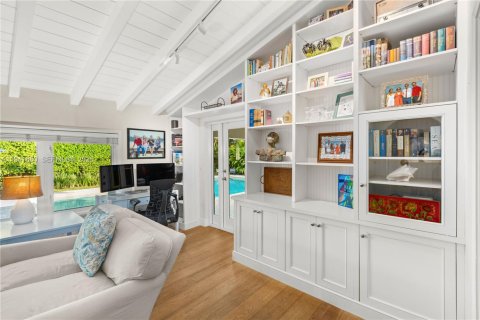 House in Coral Gables, Florida 4 bedrooms, 285.77 sq.m. № 1998760 - photo 8