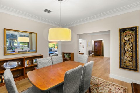 House in Coral Gables, Florida 4 bedrooms, 285.77 sq.m. № 1998760 - photo 16