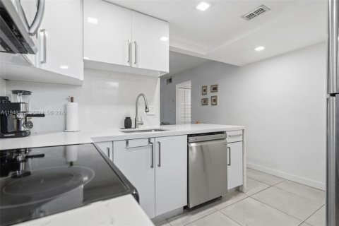 Condo in Plantation, Florida, 2 bedrooms  № 2004203 - photo 9