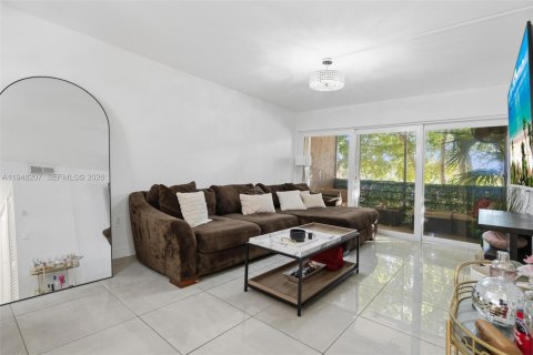 Condo in Plantation, Florida, 2 bedrooms  № 2004203 - photo 14