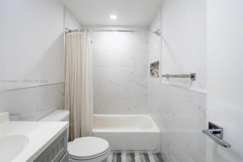 Condo in Plantation, Florida, 2 bedrooms  № 2004203 - photo 30