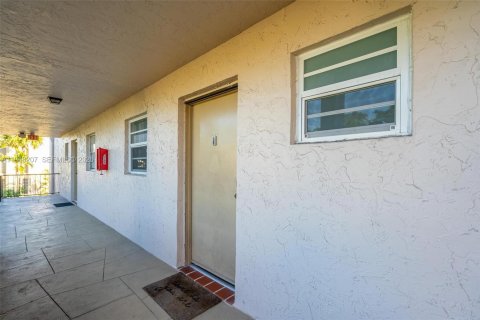 Condo in Plantation, Florida, 2 bedrooms  № 2004203 - photo 3