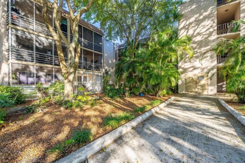 Condo in Plantation, Florida, 2 bedrooms  № 2004203 - photo 2