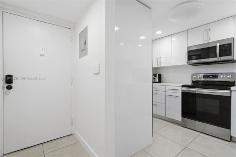 Condo in Plantation, Florida, 2 bedrooms  № 2004203 - photo 5