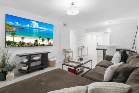 Condo in Plantation, Florida, 2 bedrooms  № 2004203 - photo 17