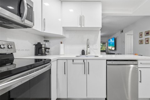 Condo in Plantation, Florida, 2 bedrooms  № 2004203 - photo 10