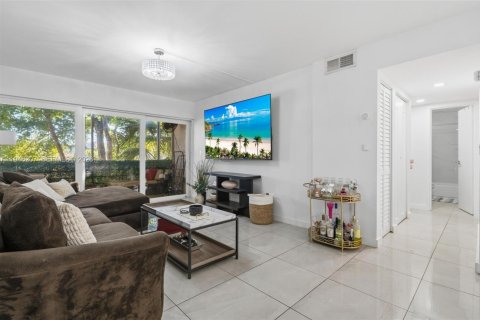 Condo in Plantation, Florida, 2 bedrooms  № 2004203 - photo 15