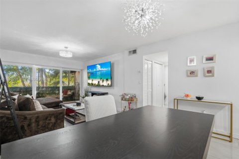 Condo in Plantation, Florida, 2 bedrooms  № 2004203 - photo 13