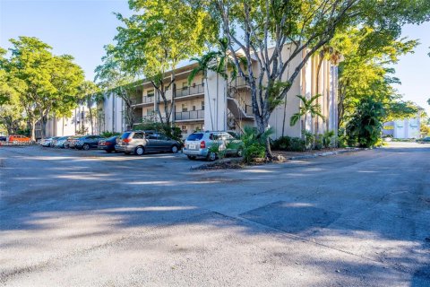 Condo in Plantation, Florida, 2 bedrooms  № 2004203 - photo 1