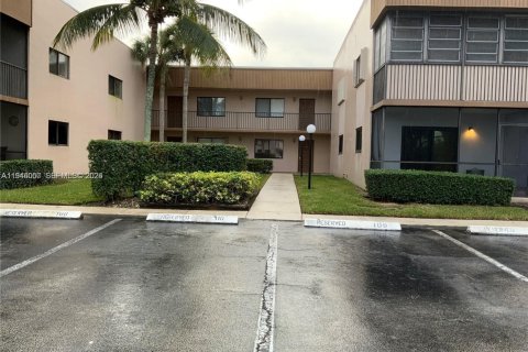 Condominio en alquiler en Tamarac, Florida, 2 dormitorios, 82.68 m2 № 2002324 - foto 2