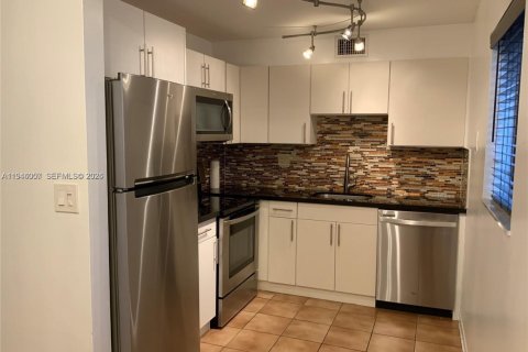 Condominio en alquiler en Tamarac, Florida, 2 dormitorios, 82.68 m2 № 2002324 - foto 3