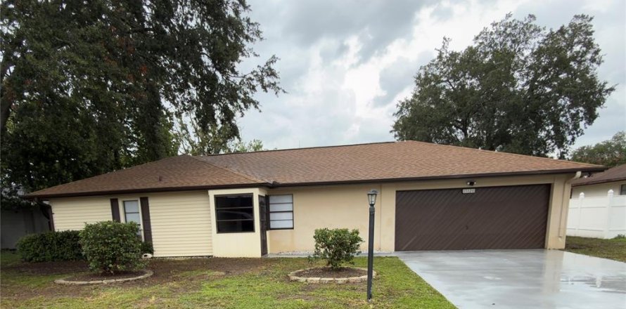 House in Ocala, Florida 2 bedrooms, 104.61 sq.m. № 2207460