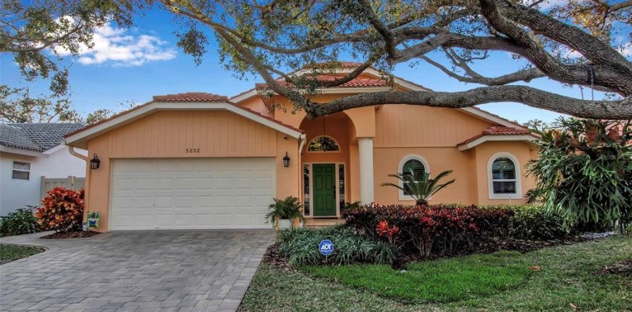 House in Saint Petersburg, Florida 3 bedrooms, 144.56 sq.m. № 1537568