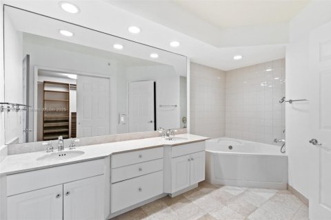 Condo in Aventura, Florida, 2 bedrooms  № 1587996 - photo 17