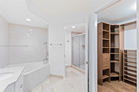 Condo in Aventura, Florida, 2 bedrooms  № 1587996 - photo 15