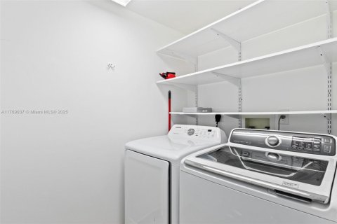 Condo in Aventura, Florida, 2 bedrooms  № 1587996 - photo 18