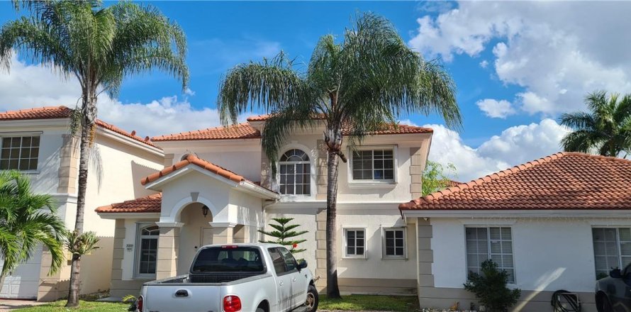 Adosado en Hialeah, Florida 4 dormitorios, 154.03 m2 № 2275924