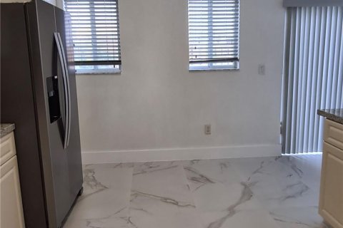 Adosado en alquiler en Hialeah, Florida, 4 dormitorios, 154.03 m2 № 2275924 - foto 7