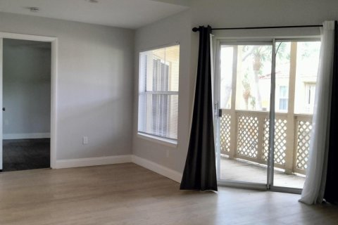 Condo in West Palm Beach, Florida, 1 bedroom № 2083997 - photo 5