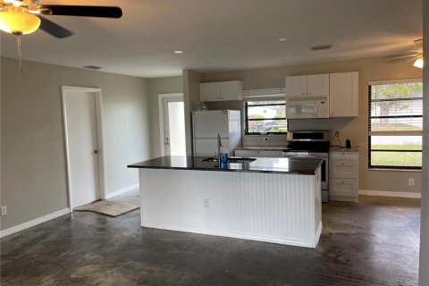 House in Venice, Florida 2 bedrooms, 125.98 sq.m. № 2395866 - photo 4