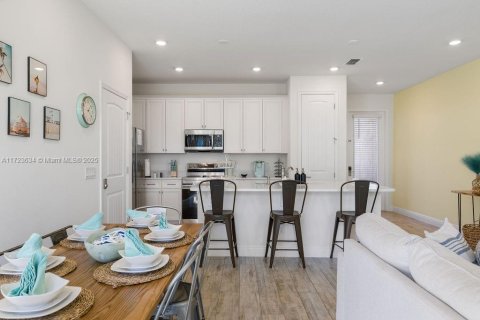 Adosado en venta en Kissimmee, Florida, 2 dormitorios, 129.51 m2 № 1699965 - foto 11
