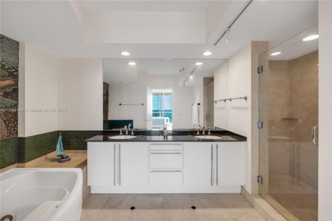 Condo in Miami Beach, Florida, 2 bedrooms  № 1888187 - photo 20