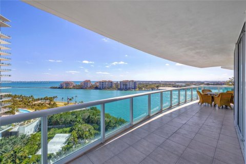 Condo in Miami Beach, Florida, 2 bedrooms  № 1888187 - photo 1