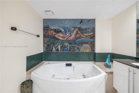 Condo in Miami Beach, Florida, 2 bedrooms  № 1888187 - photo 21