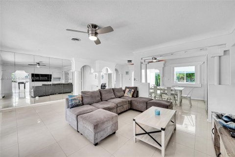 House in Fort Lauderdale, Florida 4 bedrooms, 191.01 sq.m. № 1766905 - photo 8
