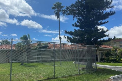 Condo in Lauderhill, Florida, 2 bedrooms  № 1945465 - photo 12