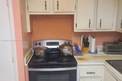 Condo in Lauderhill, Florida, 2 bedrooms  № 1945465 - photo 21