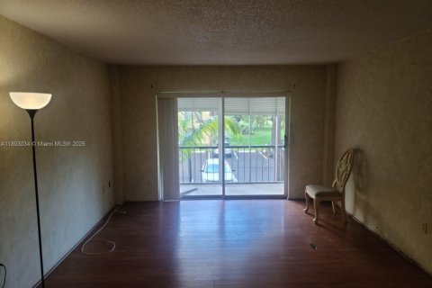 Condo in Lauderhill, Florida, 2 bedrooms  № 1945465 - photo 19