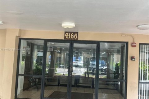 Condo in Lauderhill, Florida, 2 bedrooms  № 1945465 - photo 3