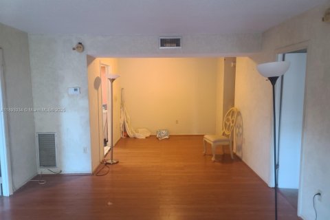 Condo in Lauderhill, Florida, 2 bedrooms  № 1945465 - photo 18