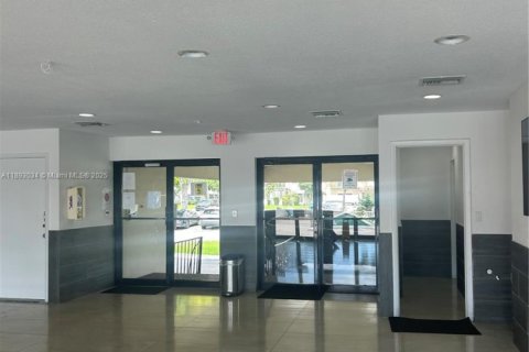 Condo in Lauderhill, Florida, 2 bedrooms  № 1945465 - photo 6