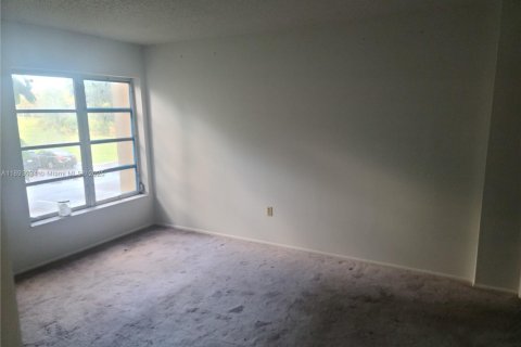 Condo in Lauderhill, Florida, 2 bedrooms  № 1945465 - photo 23