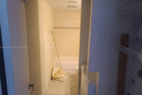 Condo in Lauderhill, Florida, 2 bedrooms  № 1945465 - photo 24
