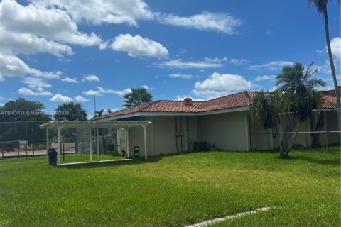 Condo in Lauderhill, Florida, 2 bedrooms  № 1945465 - photo 9