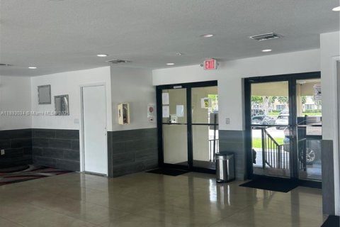 Condo in Lauderhill, Florida, 2 bedrooms  № 1945465 - photo 7