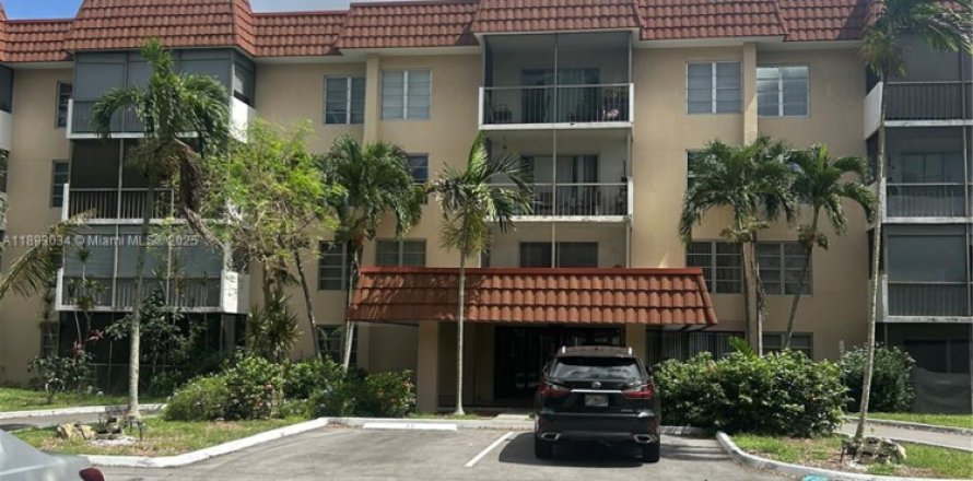 Condo in Lauderhill, Florida, 2 bedrooms № 1945465