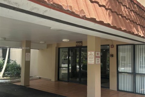 Condo in Lauderhill, Florida, 2 bedrooms  № 1945465 - photo 2